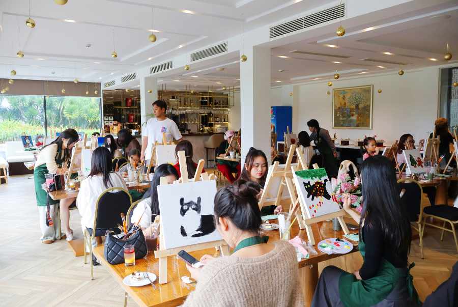 XMAS PALETTE CANVAS PAINTING WORKSHOP – A FESTIVE AFTERNOON OF COLORS AND JOY AT MONTGOMERIE LINKS